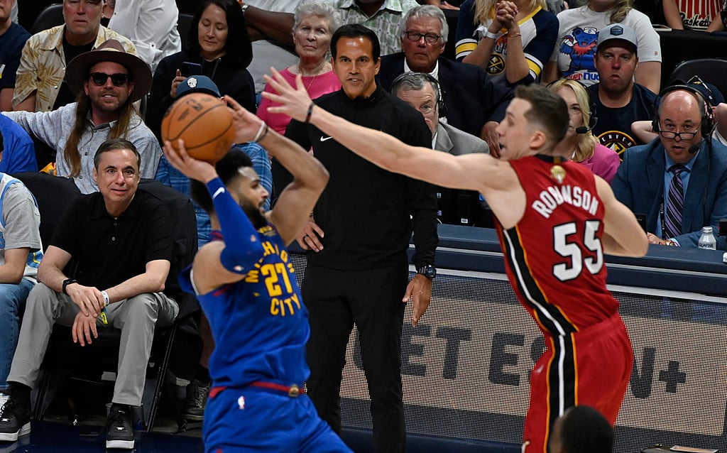 Denver sacude a Miami y toma ventaja en las Finales