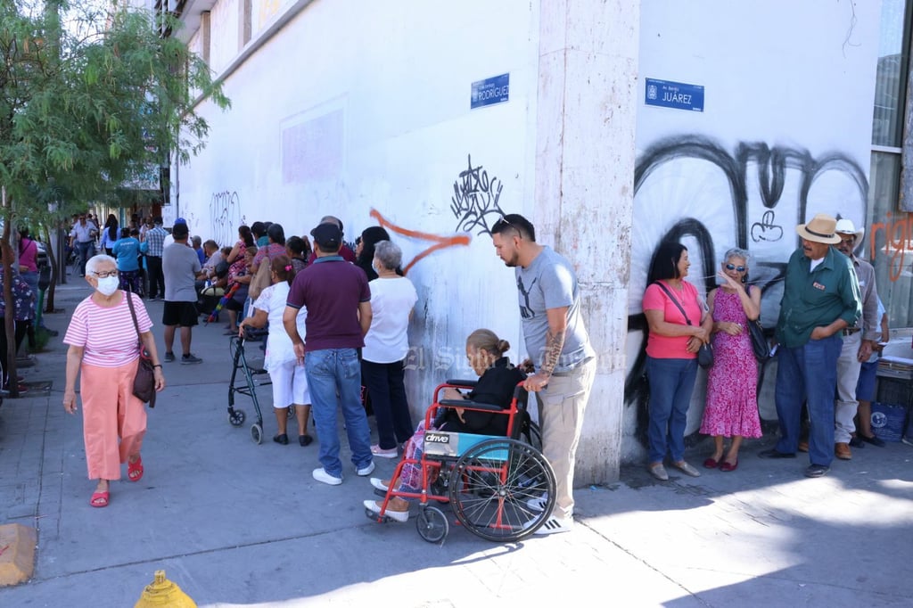 Larga fila de adultos mayores para cobrar su pensión en el Banco del Bienestar de Torreón