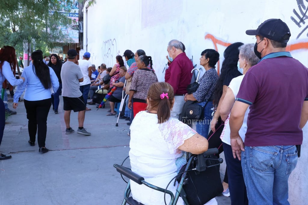 Larga fila de adultos mayores para cobrar su pensión en el Banco del Bienestar de Torreón