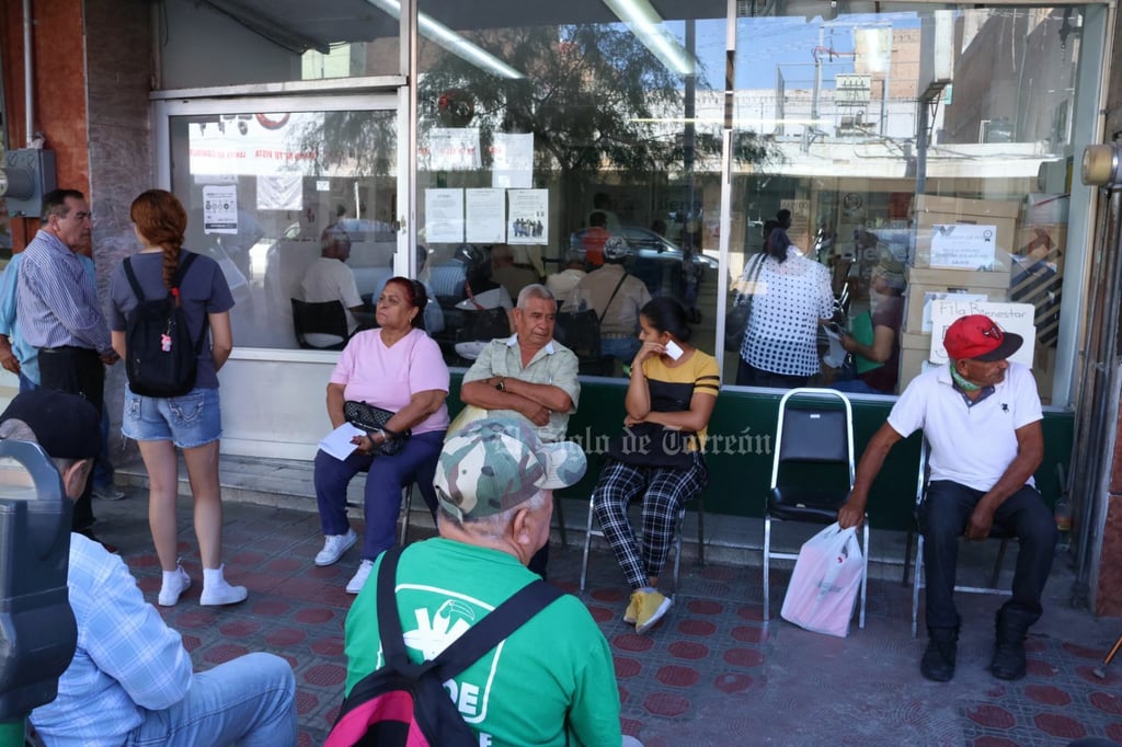 Larga fila de adultos mayores para cobrar su pensión en el Banco del Bienestar de Torreón