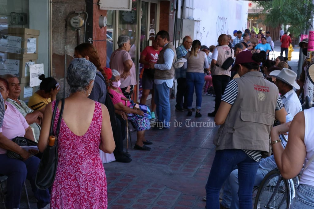 Larga fila de adultos mayores para cobrar su pensión en el Banco del Bienestar de Torreón