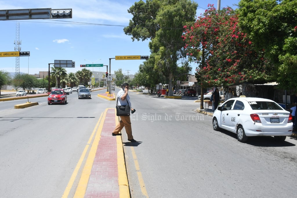 Peatones se juegan la vida sobre el bulevar Miguel Alemán