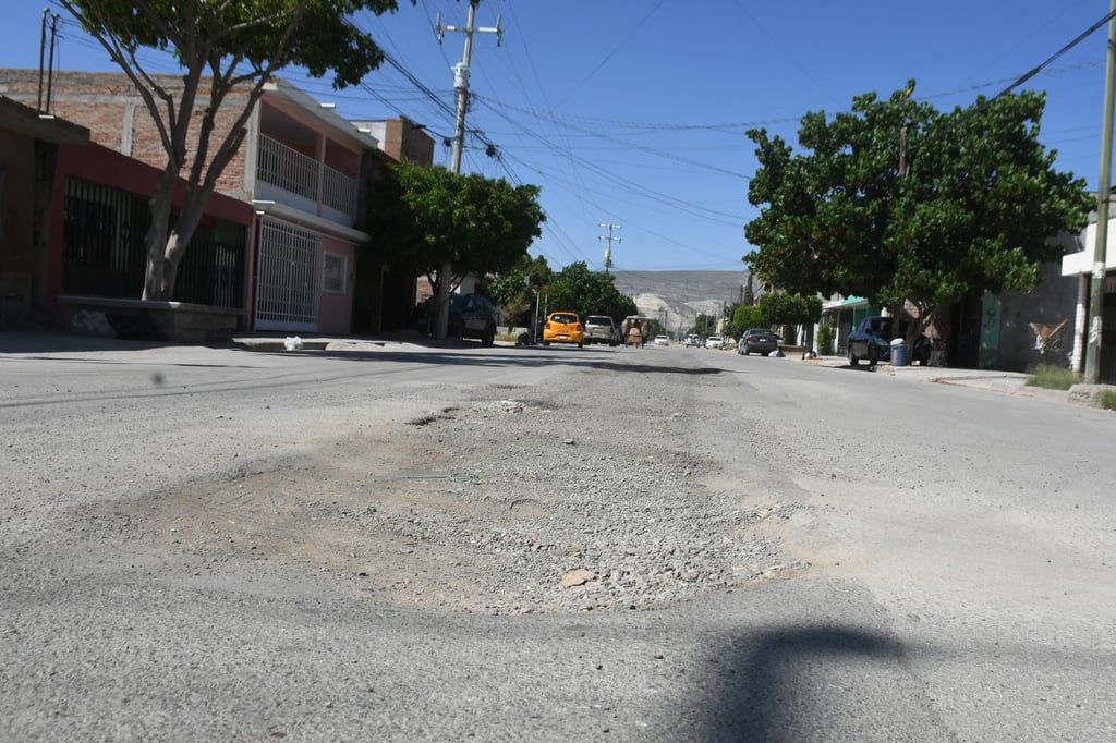 En el olvido.

Urge pavimentación en calzada Hacienda del Torreón y calle Del Vestido, de la citada colonia.