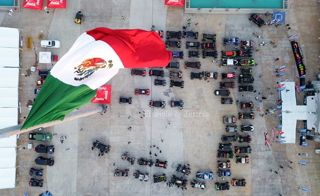 Inicio del Rally Coahuila 1000 desde la Plaza Mayor de Torreón