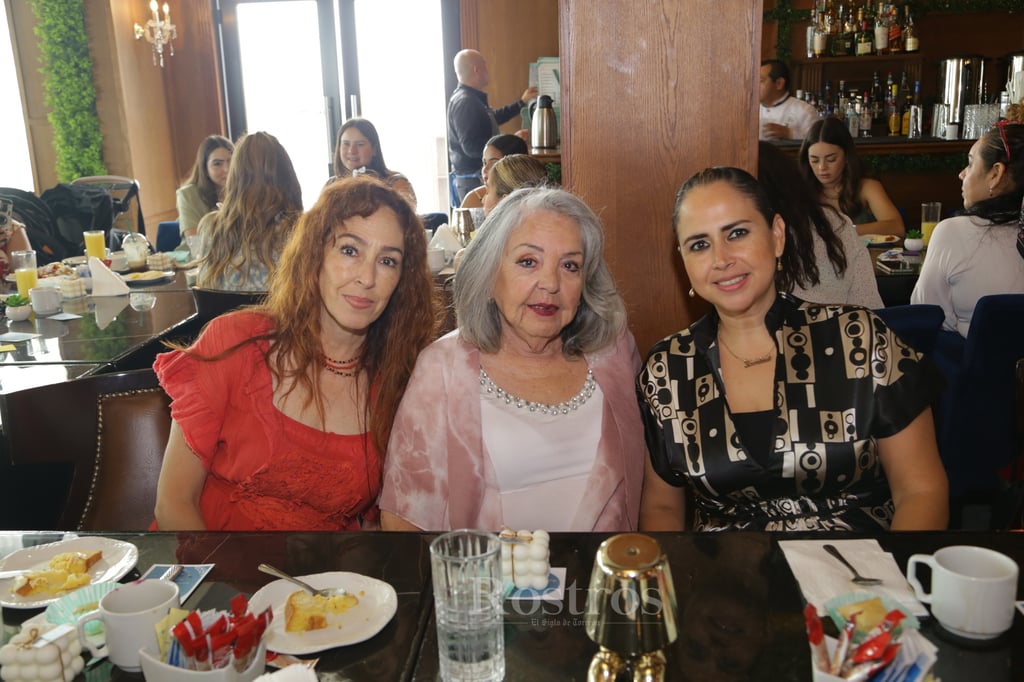 -Alicia Reyes, Andrea Rodríguez y Sandra Zavala