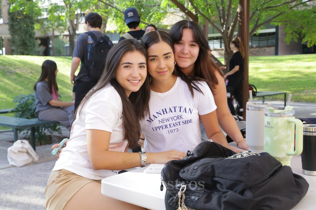 -Daniela, Jimena y Victoria.