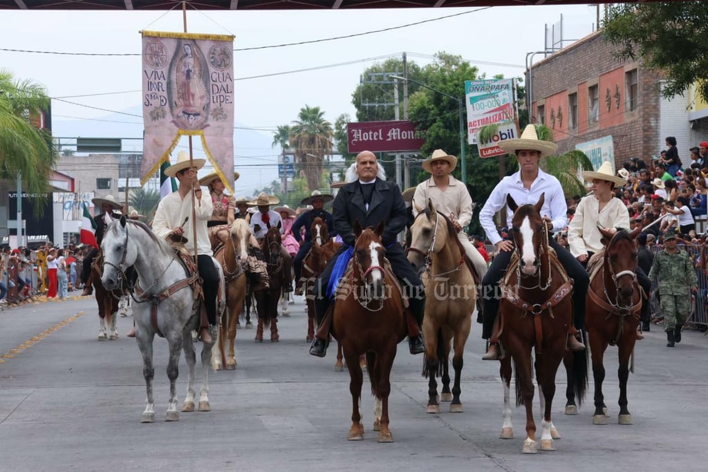 Más de dos mil personas, desde niños hasta adultos mayores, participaron en el tradicional desfile por el 213 aniversario de la Independencia de México en Gómez Palacio y algunos de ellos hicieron gala de sus habilidades en diversas ramas.