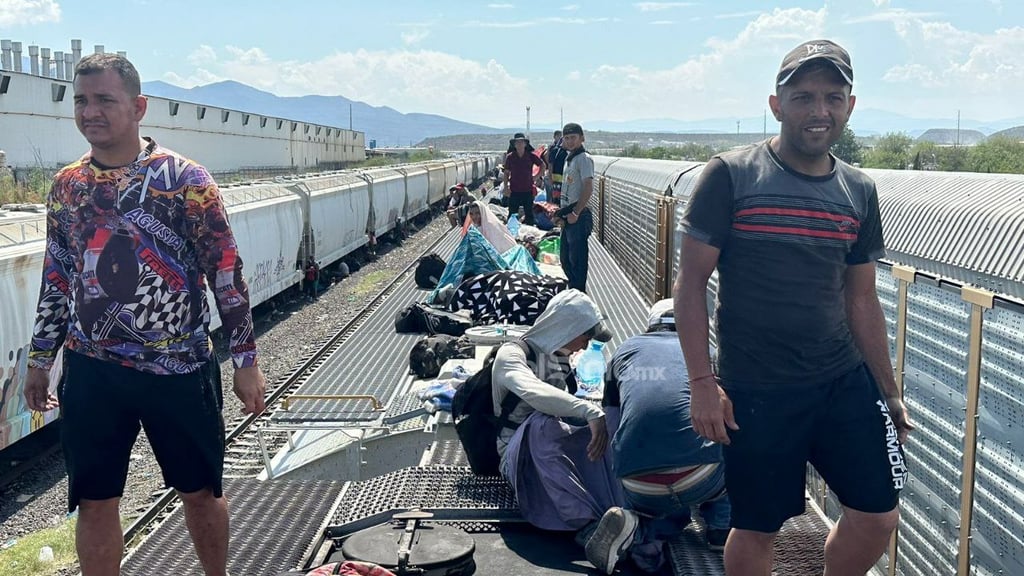 Nueva ola de migrantes llega por tren a Frontera