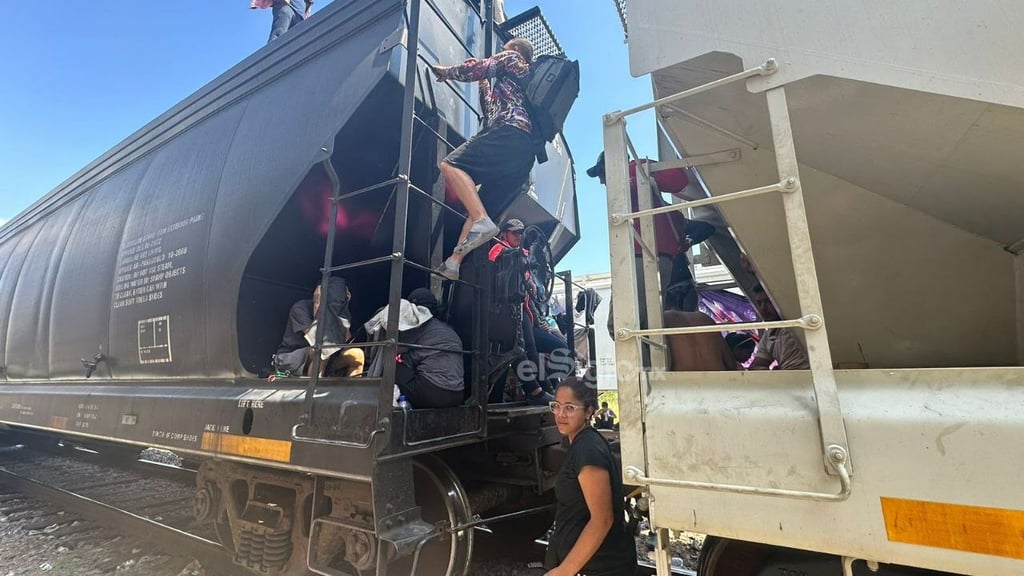 Nueva ola de migrantes llega por tren a Frontera