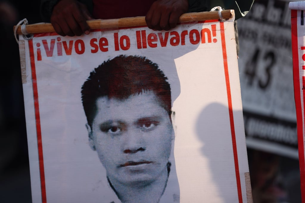 Miles marchan en CDMX en el 9 aniversario de la desaparición de los 43 de Ayotzinapa