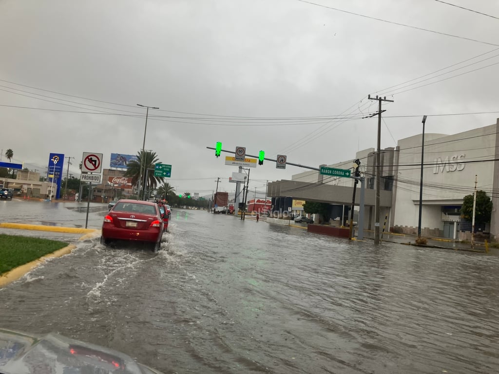 Anuncian el cierre de cruceros que presentan acumulación de agua en Torreón