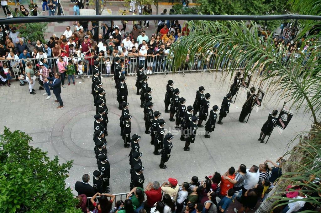 Cientos de personas acuden al desfile de la Revolución Mexicana en Lerdo