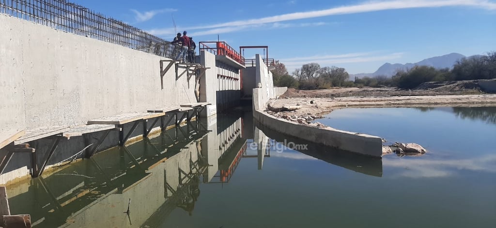 Canal de captación de ASL:

Este es el canal de captación del proyecto de Agua Saludable para La Laguna, mismo que se encuentra a un costado de la derivadora. El canal de captación es la entrada del agua hacia el enorme cárcamo.