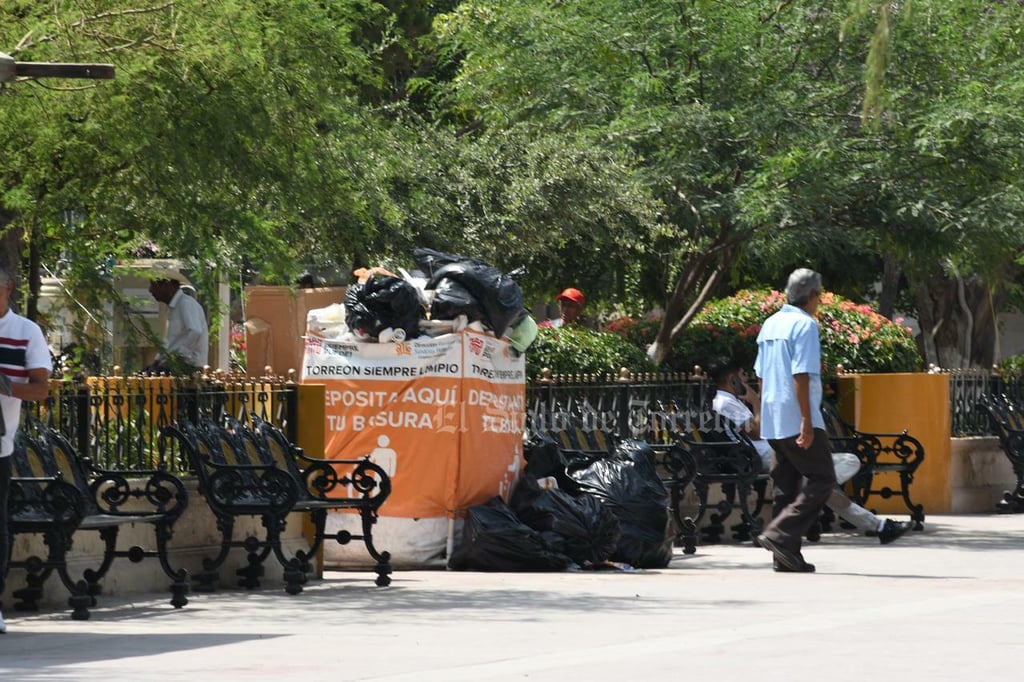 En plena ola de calor, las calles de Torreón están repletas de basura