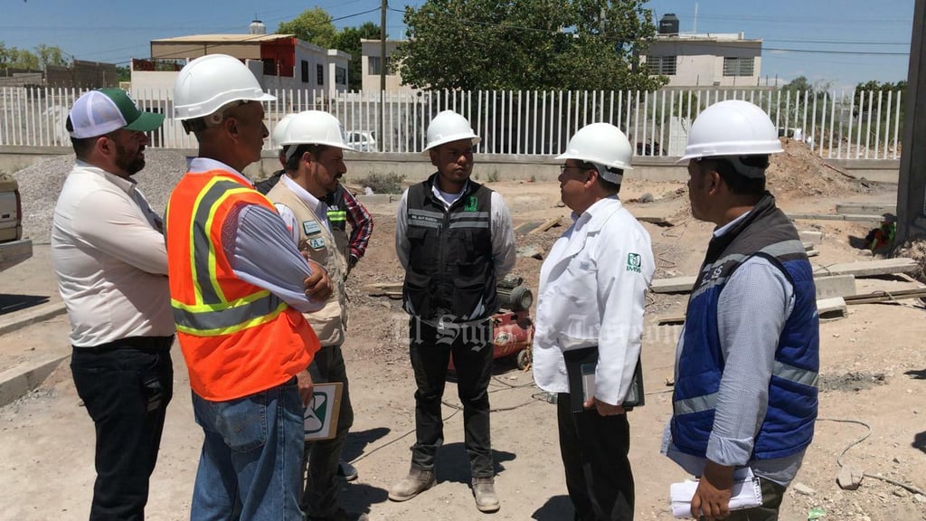 Zoé Robledo recorre obras pendientes del IMSS en La Laguna; se entregan este año