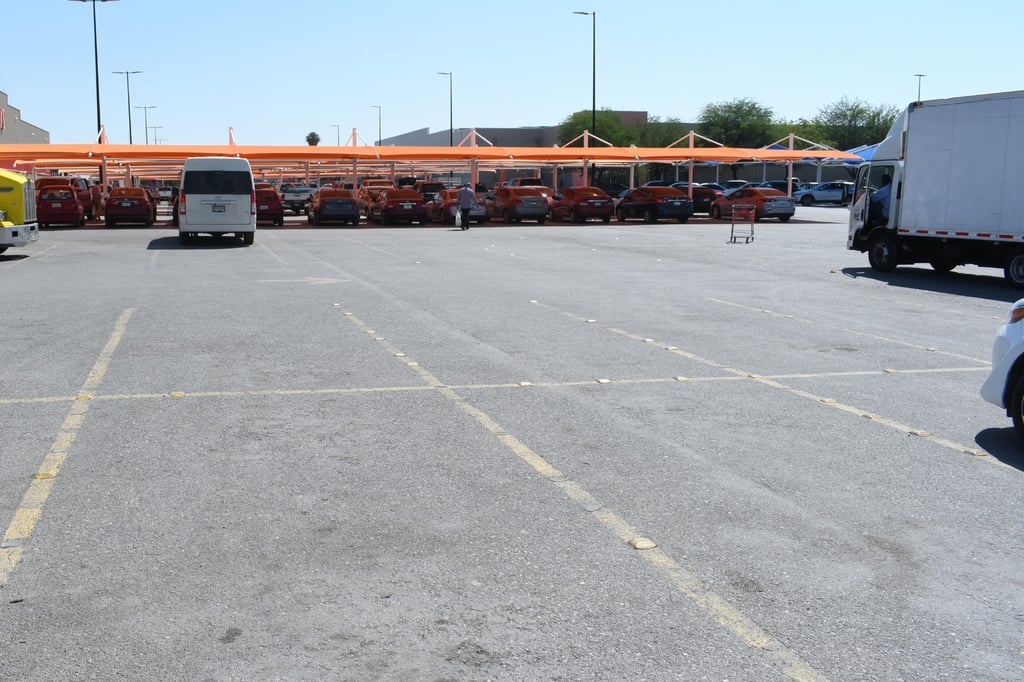 Torreón, rodeado de planchas de cemento por estacionamientos