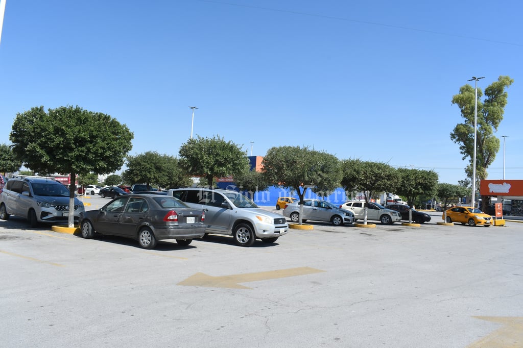 Torreón, rodeado de planchas de cemento por estacionamientos