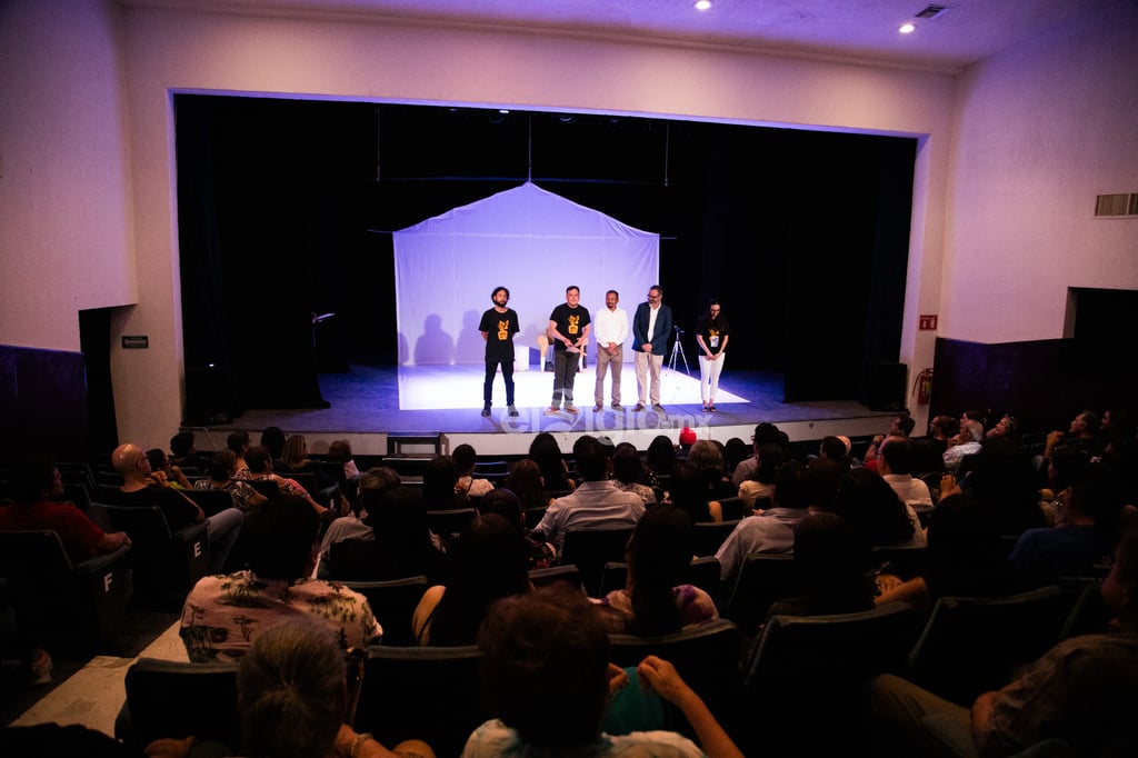 El telón del teatro Garibay se abrió en punto de las 20:00 horas de este martes para la inauguración de la XIX edición del Festival de Monólogos Teatro A Una Sola Voz, el cual se celebrará toda la semana en Torreón hasta el próximo domingo 7 de julio.