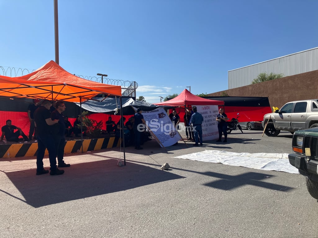 Este lunes estalló la huelga en la empresa Linamar de Gómez Palacio, por lo que el primer turno de personal, que ingresaba a las 7:00 horas a laborar, se quedó en el exterior de las instalaciones para exigir que se firme el contrato colectivo y que se les proporcione un aumento salarial.