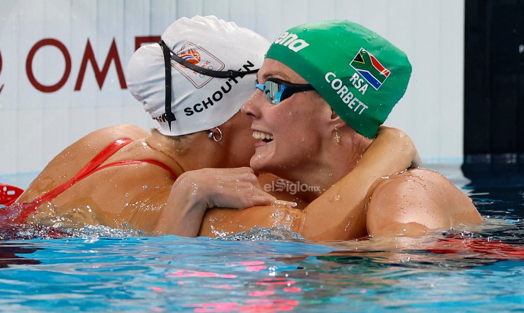 Paris (France), 31/07/2024.- Tes Schouten of Netherlands (L) and Kaylene Corbett of South Africa (R) hug in the Women 200m Breaststroke semifinal of the Swimming competitions in the Paris 2024 Olympic Games, at the Paris La Defense Arena in Paris, France, 31 July 2024. (200 metros, Francia, Países Bajos; Holanda, Sudáfrica) EFE/EPA/FRANCK ROBICHON