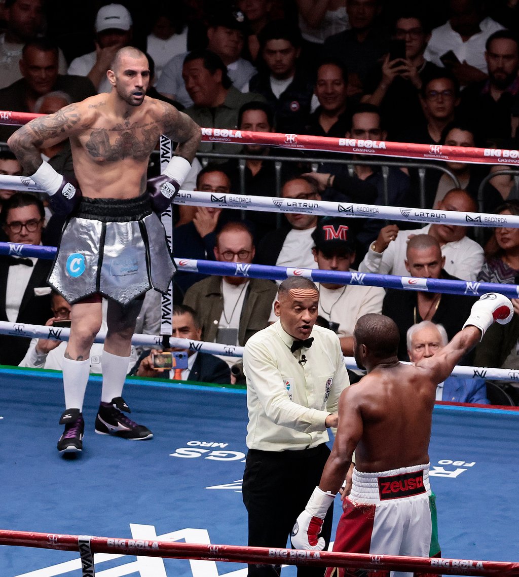 CIUDAD DE MÉXICO, 25/08/2024.- El boxeador estadounidense Floyd Mayweather (d) combate ante su compatriota John Gotti III, este sábado durante una pelea de exhibición en la Arena Ciudad de México, en Ciudad de México (México). EFE/José Méndez
