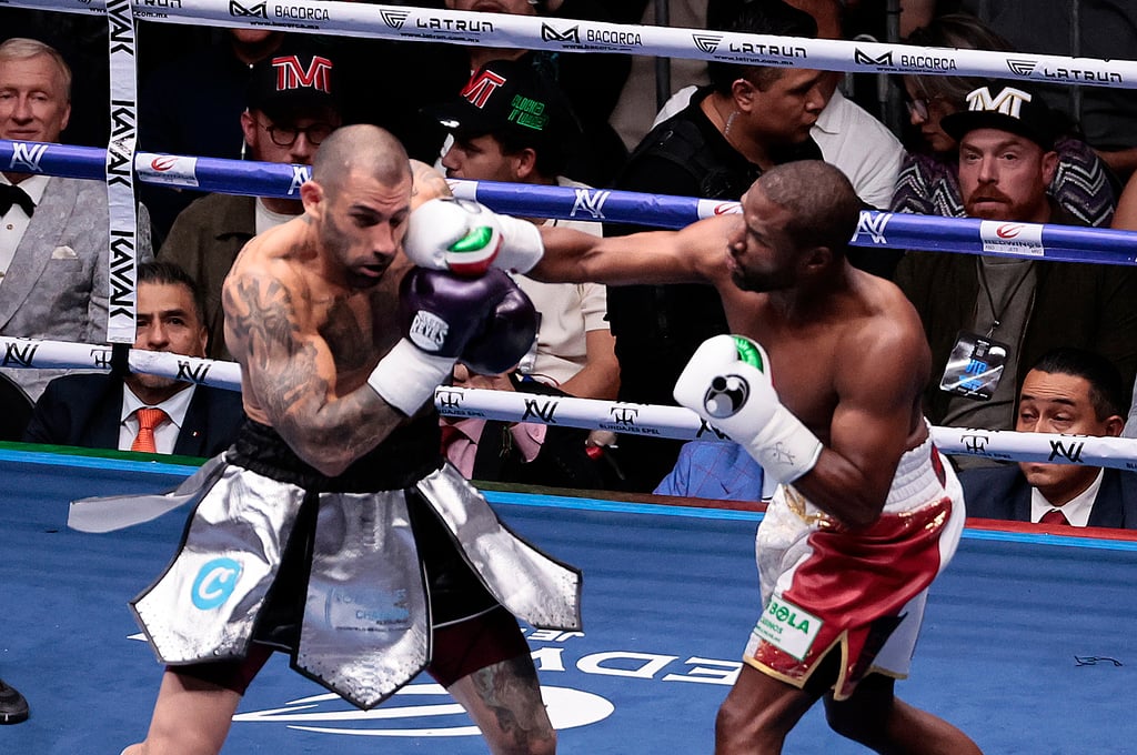 CIUDAD DE MÉXICO, 25/08/2024.- El boxeador estadounidense Floyd Mayweather (d) combate ante su compatriota John Gotti III, este sábado durante una pelea de exhibición en la Arena Ciudad de México, en Ciudad de México (México). EFE/José Méndez
