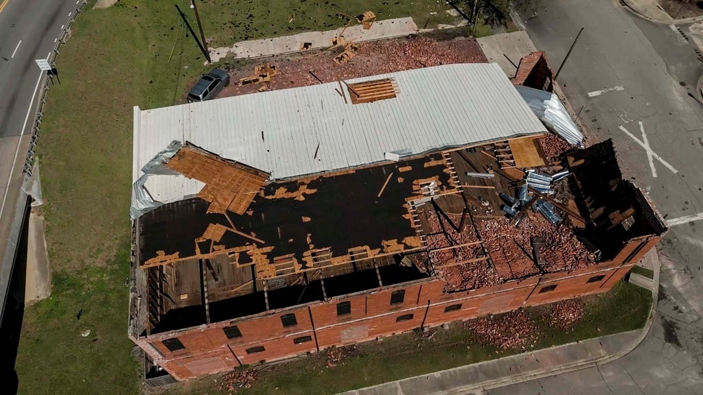 Helene, que la noche del jueves entró como un poderoso huracán de categoría 4 a través de la costa del noroeste de Florida, hasta el momento ha cobrado la vida de 41 víctimas, un conteo que puede ascender, y está dejando un sendero de destrucción por el sureste de Estados Unidos.