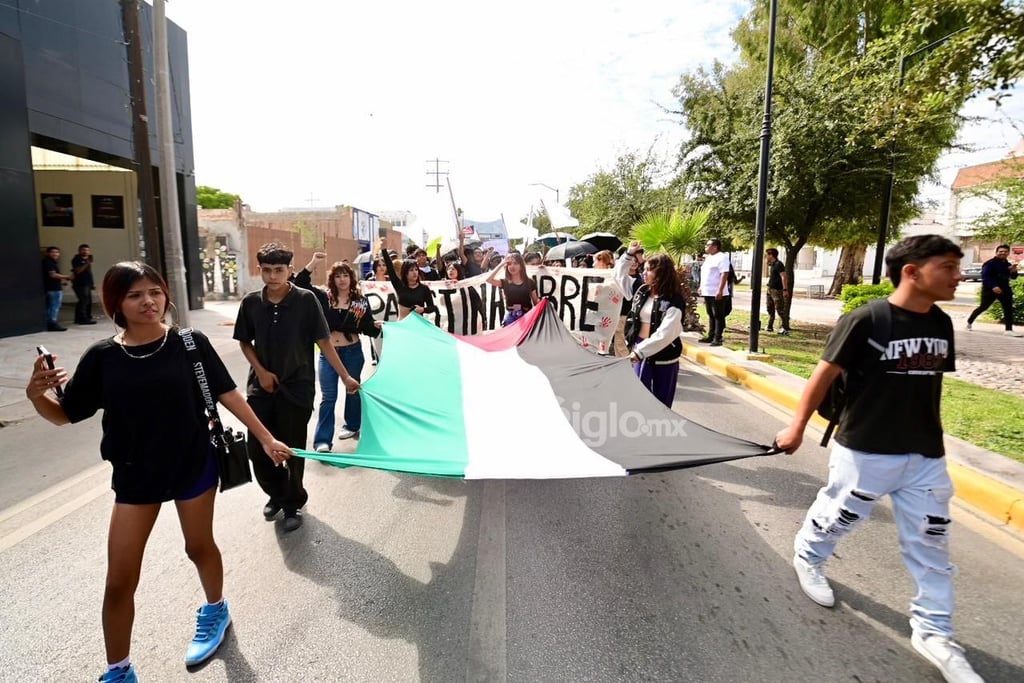 A un año de que estalló la guerra entre Israel y Hamás, un numeroso grupo de jóvenes de La Laguna que pertenecen a la Federación Nacional de Estudiantes Revolucionarios Rafael Ramírez (FNERRR) realizaron este lunes una marcha en Torreón para exigir un alto total al genocidio en contra del pueblo palestino por parte del Ejército Israelí.