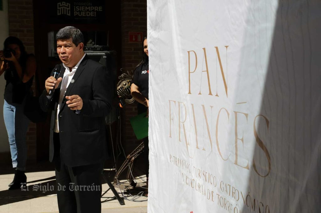 En el marco de la celebración del Día del Pan Francés en Torreón y como parte de las actividades en torno a su declaración como patrimonio turístico, gastronómico y cultural del municipio, este miércoles se llevó a cabo la develación de la placa conmemorativa y una pega de calcas a camionetas repartidoras del producto.