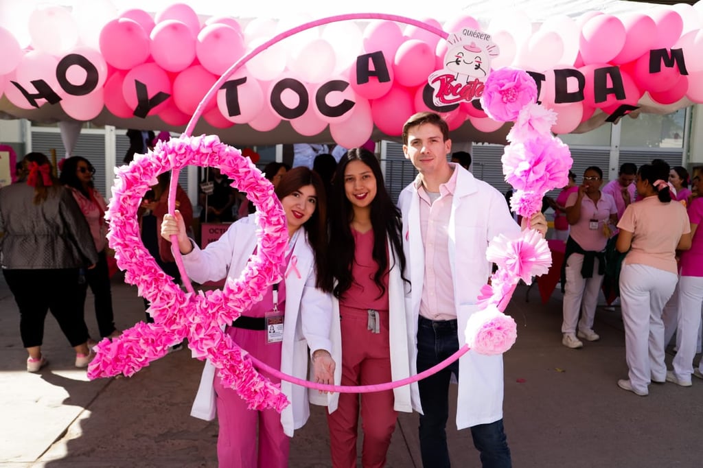 Con el lema “Mi lucha es rosa” y a fin de conmemorar el Día Mundial de la lucha contra el cáncer de mama, este viernes se formó un lazo rosa humano en el Hospital General de Zona con Medicina Familiar (HGZMF) No. 18 del Seguro Social en Torreón, con la participación del personal de salud.