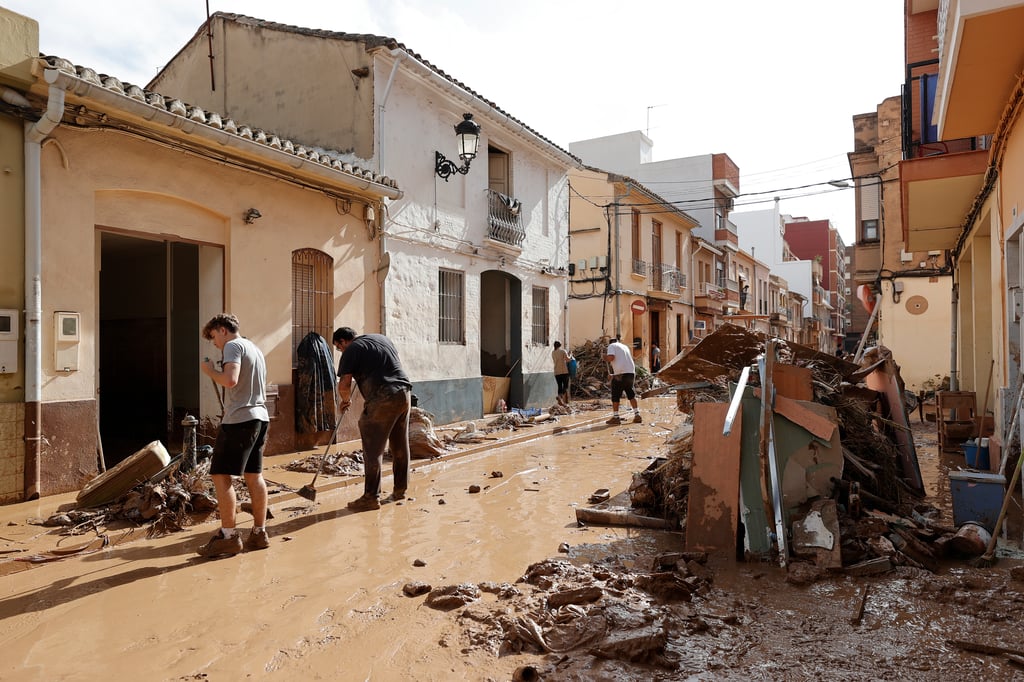 El último recuento de víctimas mortales a causa de las inundaciones por la dana en la provincia de Valencia eleva la cifra provisional a más de 100, según comunicó este jueves Emergencias de la Generalitat Valenciana -gobierno regional valenciano-, lo que supone decenas más que el recuento anterior.

La Generalitat activó el Procedimiento de Múltiples Víctimas el martes por la noche, si bien las primeras confirmaciones de fallecidos se conocieron este miércoles, jornada que comenzó con la cifra de 51 personas fallecidas y acabó anoche con un recuento oficial de 92, siempre con carácter provisional.

Los servicios de emergencia continúan con la labores de desescombro y todos los cuerpos mortales que se localizan tras las inundaciones son trasladados a la morgue que se ha instalado en la Ciudad de la Justicia de Valencia. 

Actualmente la cifra se ubica en 155.