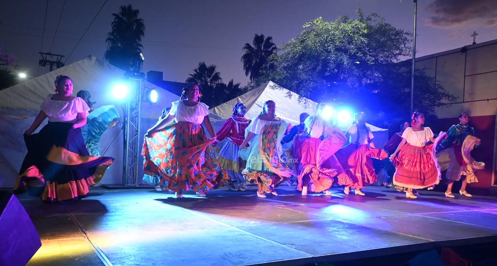 El escritor mexicano Juan Rulfo expresó que los latinoamericanos constantemente piensan en la muerte. Esta reflexión se hizo palpable el 2 de noviembre en Torreón, durante la tercera edición del Festival Cultural Día de Muertos, que incluyó un altar de cuatro caras y un camino al Mictlán adornado con flores de cempasúchil