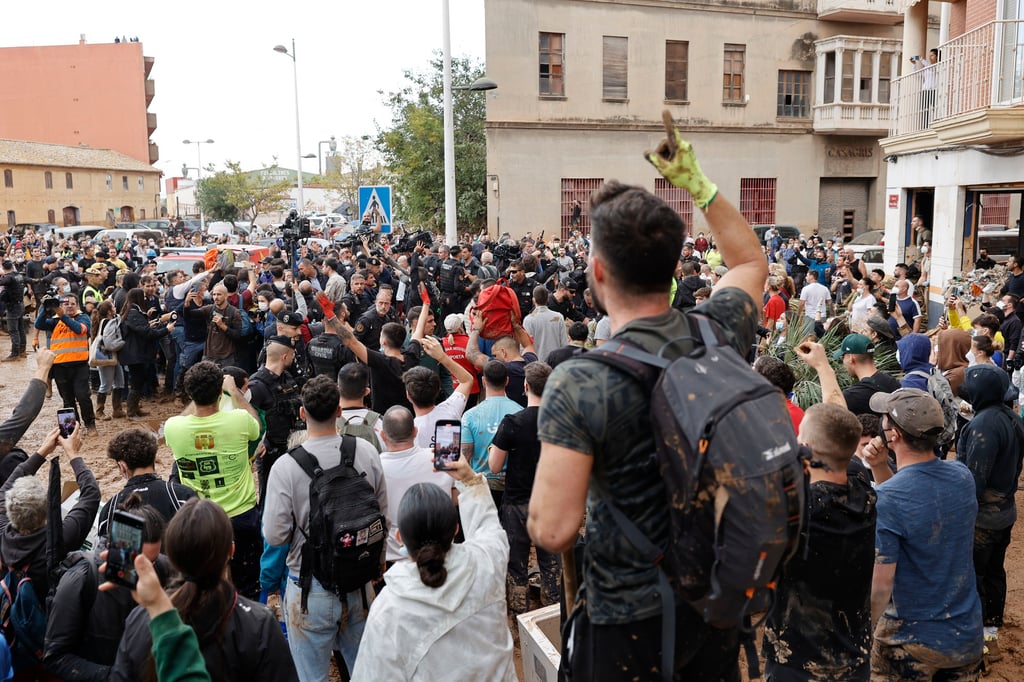 Decenas de personas recibieron este domingo con gritos de 'fuera' y con lanzamiento de barro a la comitiva de los reyes de España, el presidente del Gobierno, Pedro Sánchez, y el presidente regional de Valencia, Carlos Mazón, durante su visita a la localidad de Paiporta, epicentro del temporal que azotó el pasado martes a la provincia de Valencia, en la costa mediterránea.

Cientos de voluntarios y vecinos interrumpieron las tareas de limpieza de las calles y sótanos al ver llegar a la comitiva con repetidos gritos de 'fuera, fuera' y el lanzamiento de barro y lodo, que alcanzó a los reyes y al resto de autoridades, en un pueblo que sufrió la pérdida de al menos 62 personas por las inundaciones.