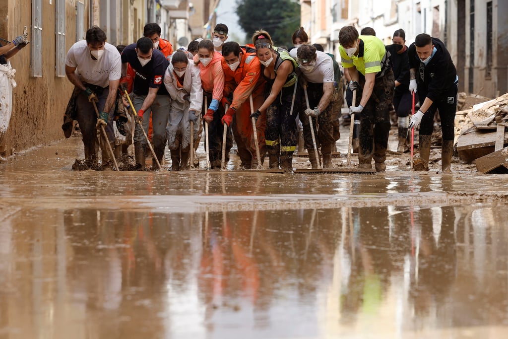 Voluntarios apoyan Valencia tras la Dana