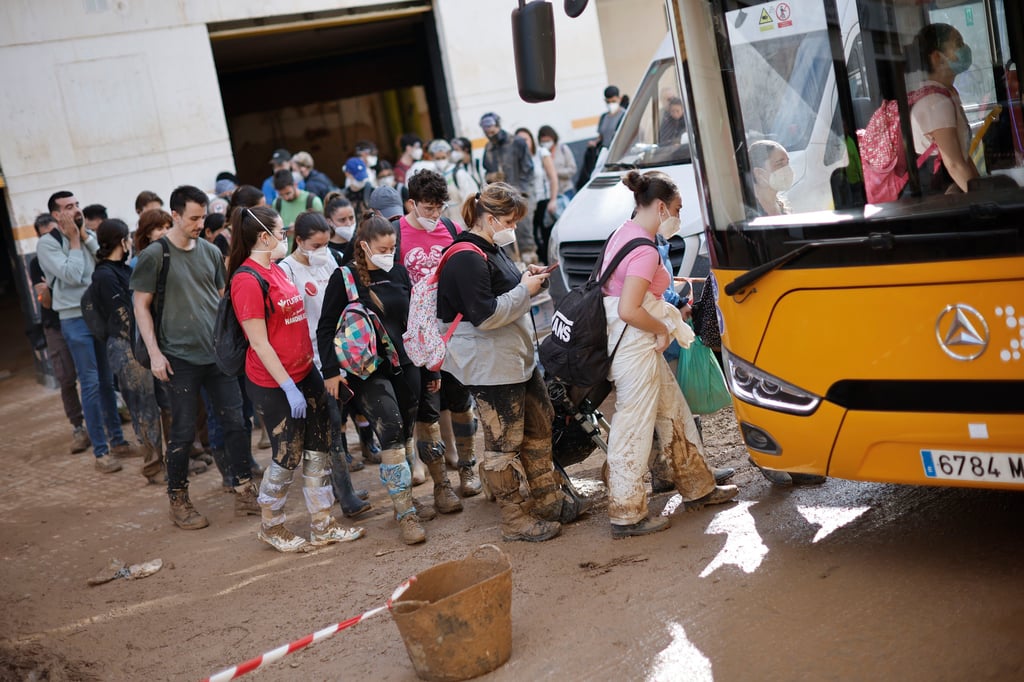 Voluntarios apoyan Valencia tras la Dana