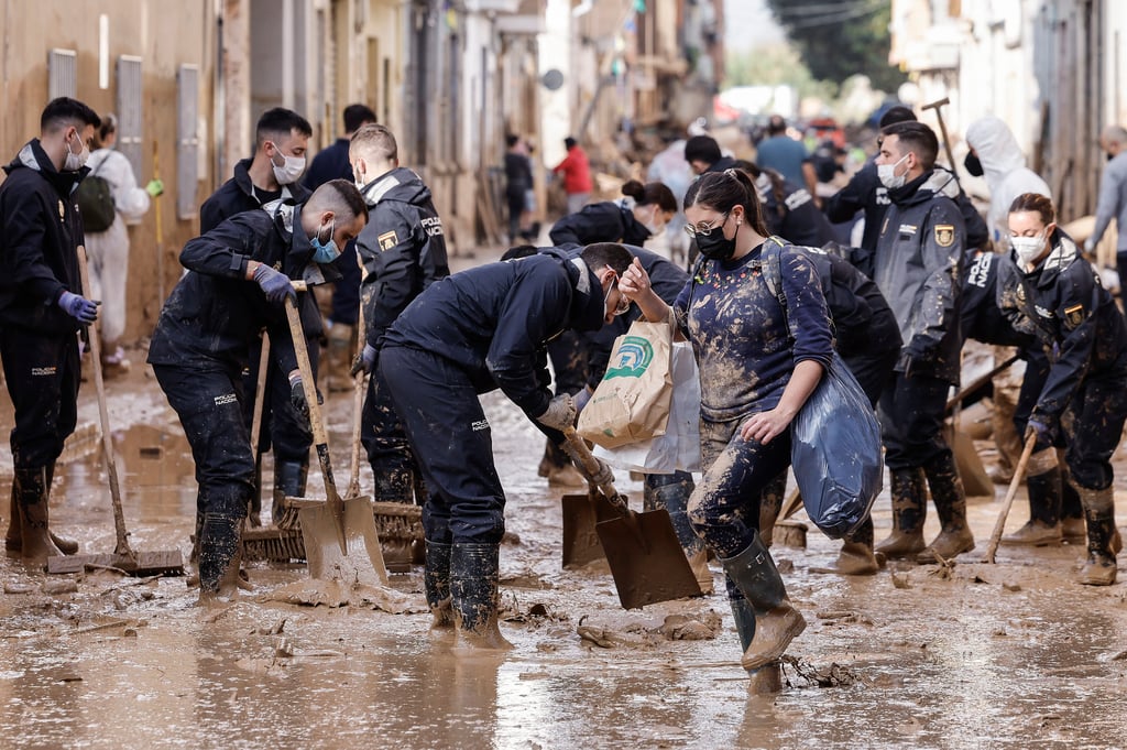 Voluntarios apoyan Valencia tras la Dana