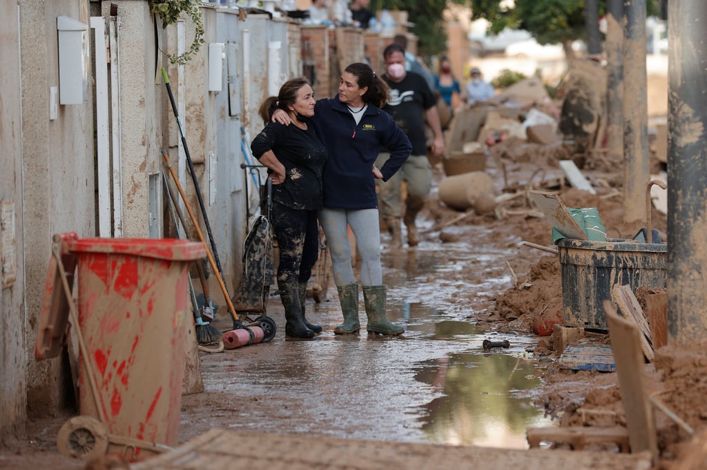 Voluntarios apoyan Valencia tras la Dana