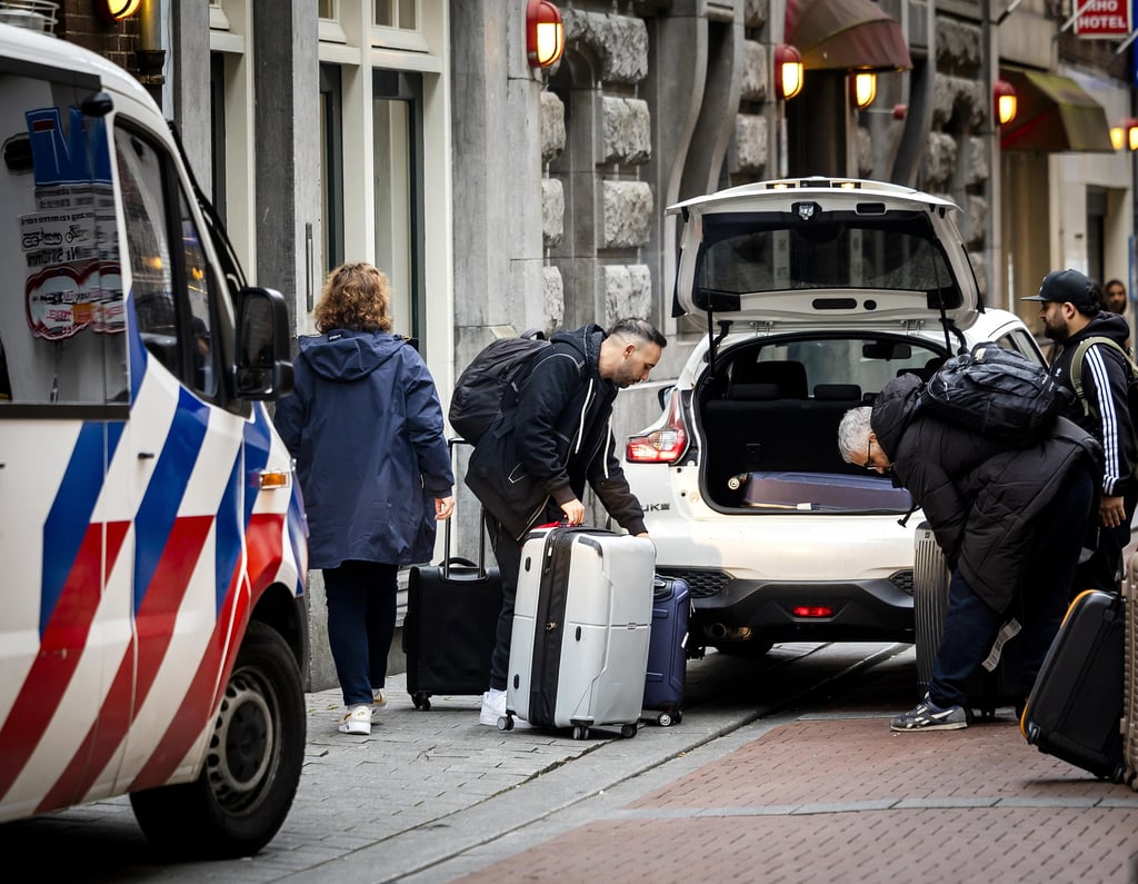 Hinchas israelíes se enfrentan con manifestantes en Ámsterdam