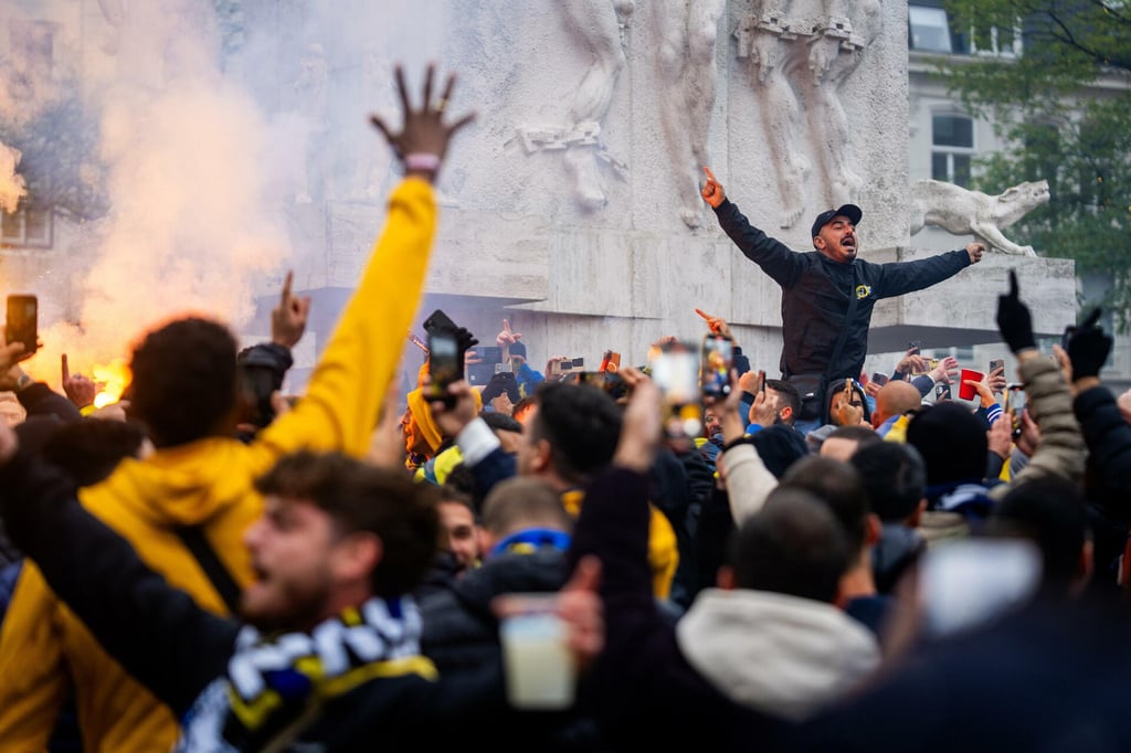 Hinchas israelíes se enfrentan con manifestantes en Ámsterdam