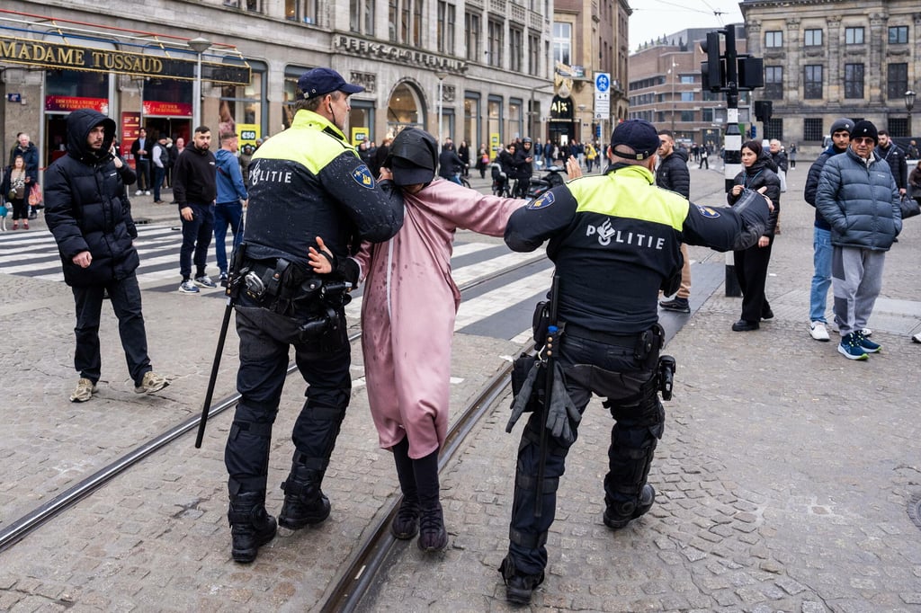 Hinchas israelíes se enfrentan con manifestantes en Ámsterdam