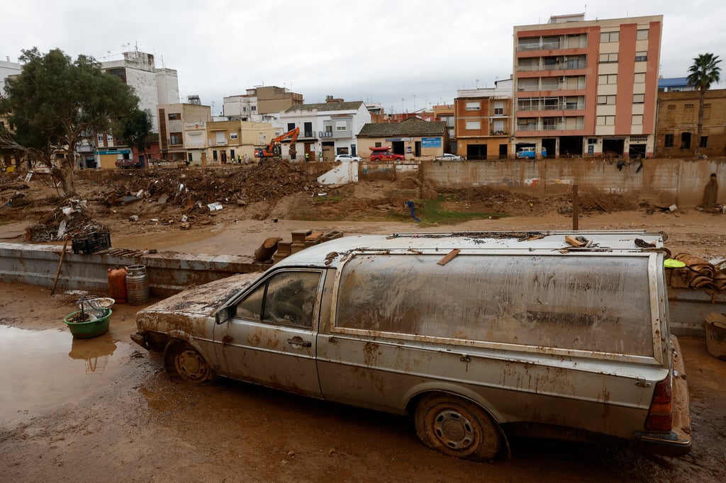 Miles de personas desalojadas, clases y transportes suspendidos, casas y calles inundadas y hasta una tromba marina son algunos efectos del nuevo temporal que sacude España y que mantiene en alerta roja (riesgo extremo) a las provincias de Tarragona y Málaga, tras las inundaciones de hace unos días con más de 220 muertos.

Las lluvias podrán dejar hoy en Málaga, al sureste, y Tarragona, al nordeste, ambas en el Mediterráneo español, acumulaciones torrenciales de 120 a 180 litros por metro cuadrado en 12 horas. También hay alerta naranja (riesgo importante) en la provincia de Valencia (zona cero del anterior temporal) y Granada, según la Agencia Estatal de Meteorología (Aemet).