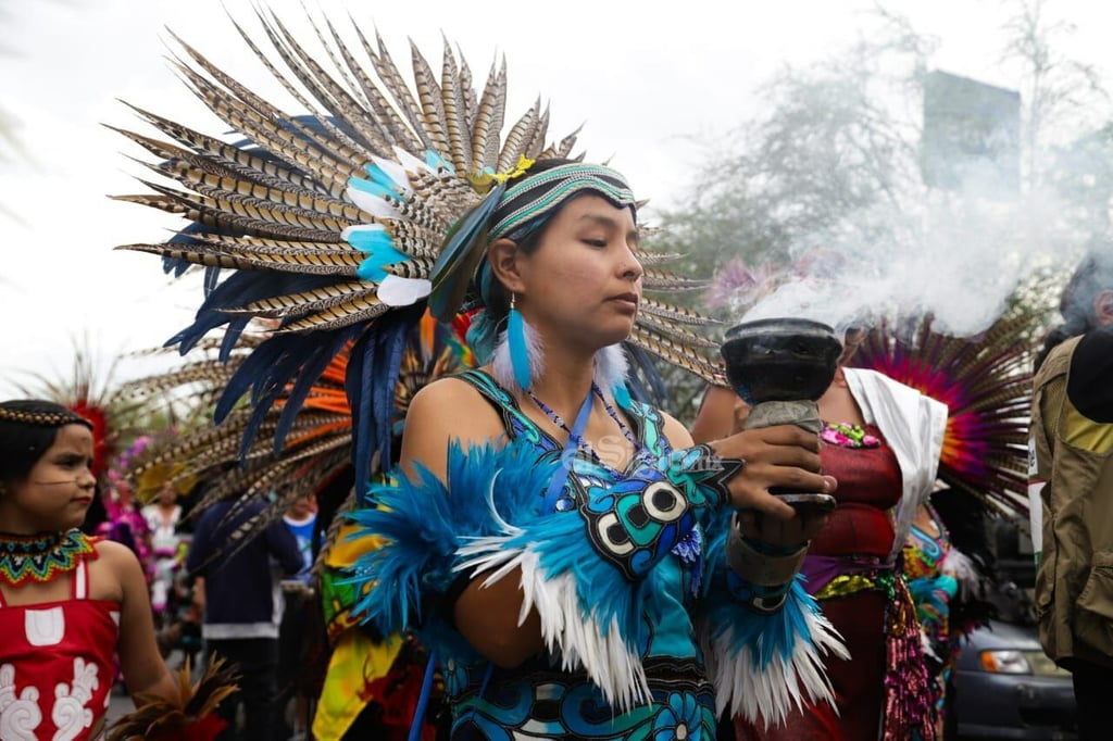 Las calles de Torreón se vistieron de color y el sonido de los cascabeles de las nahuillas, se hicieron escuchar, con el caminar de los danzantes que recorrieron este domingo, el camino que habrán de tomar los peregrinos guadalupanos en esta nueva temporada.

Antes de salir, se reunieron en la Alameda Zaragoza decenas de grupos para recibir la bendición de manos del párroco René Pérez Díaz, quien les recordó a cada uno de ellos que también son devotos guadalupanos, “hoy les pedimos a Dios por usted, por su expresión religiosa pero también para que acompañe su caminar”, para después darles su bendición.