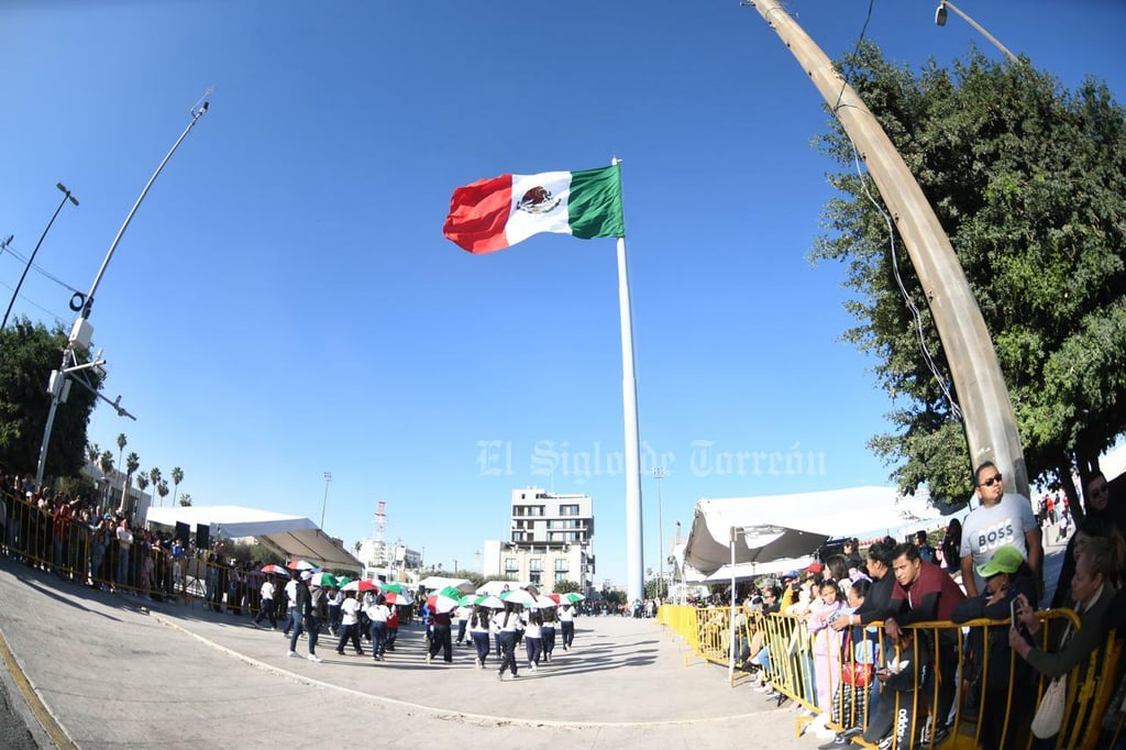 Por el 114 aniversario de la Revolución Mexicana, se lleva a cabo el tradicional desfile cívico militar en Torreón, con la participación de instituciones educativas, corporaciones de seguridad y cuerpos de rescate, entre otros.