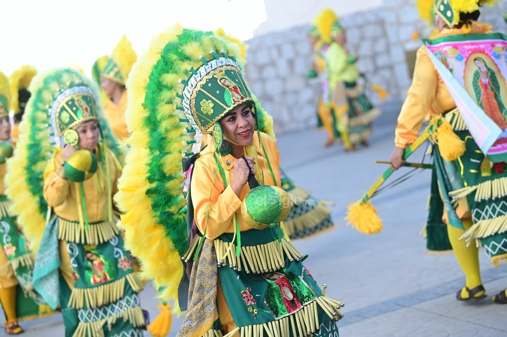 Con la participación de cientos de danzantes de todas las corrientes, se llevó a cabo el Quinto Festival de Danzas en el marco de los festejos de Cristo Rey en el Santuario del mismo nombre.

Desde la noche anterior, los cocineros tradicionales se reunieron en el estacionamiento del santuario para preparar el desayuno que se ofrecería a los participantes.

Rosario Pedraza, de Moorelear, que se encargó de la organización en coordinación con la rectoría del Santuario, dijo que por la mañana se les ofreció un pozole y fruta a los danzantes.