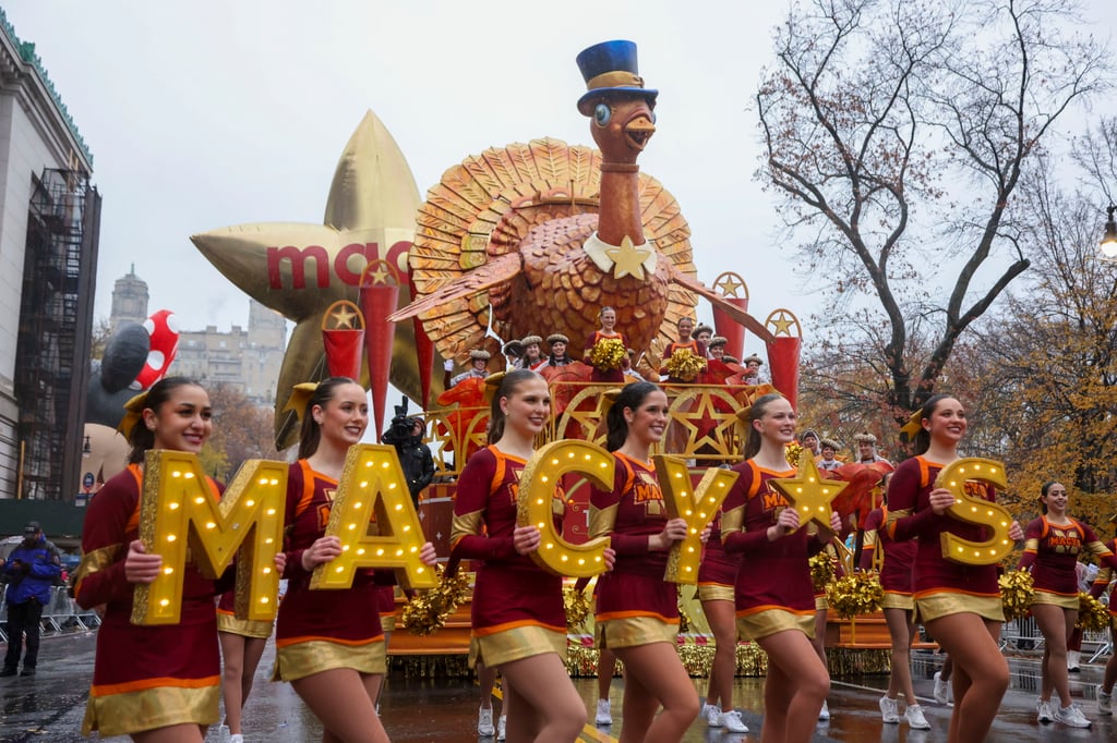 Pese a la lluvia y el frío, miles de transeúntes se conglomeraron en las calles de Nueva York durante este jueves 28 de noviembre para ser testigos del desfile de Macy's por el Día de Acción de Gracias con su edición 2024. 

Bailarines, coreógrafos y por supuesto, globos gigantes de famosos personajes, adornaron las calles de Nueva York, alegrando y divirtiendo a chicos y grandes.