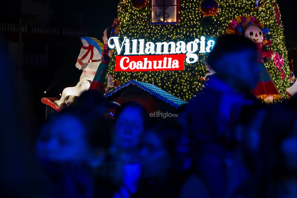 Encendido de la villa navideña en la Plaza Mayor