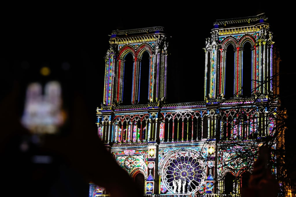 Los responsables de la reapertura de la catedral de Notre Dame reorganizaron este viernes sus planes y se realizará finalmente solo en el interior del templo debido a las condiciones meteorológicas desfavorables previstas.

'De común acuerdo entre la diócesis de París y la Presidencia de la República, toda la ceremonia tendrá lugar en el interior de la catedral de Notre Dame de París', detallaron esas dos instituciones en un comunicado conjunto.