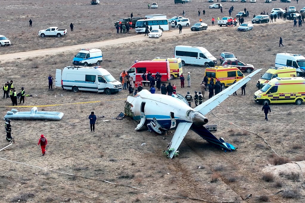 Al menos 38 personas han muerto en el accidente del avión de las líneas aéreas de Azerbaiyán (AZAL) que se estrelló hoy en el oeste de Kazajistán, informó el viceprimer ministro kazajo, Kanat Bozumbáev, que encabeza la comisión estatal para investigar los motivos del siniestro.