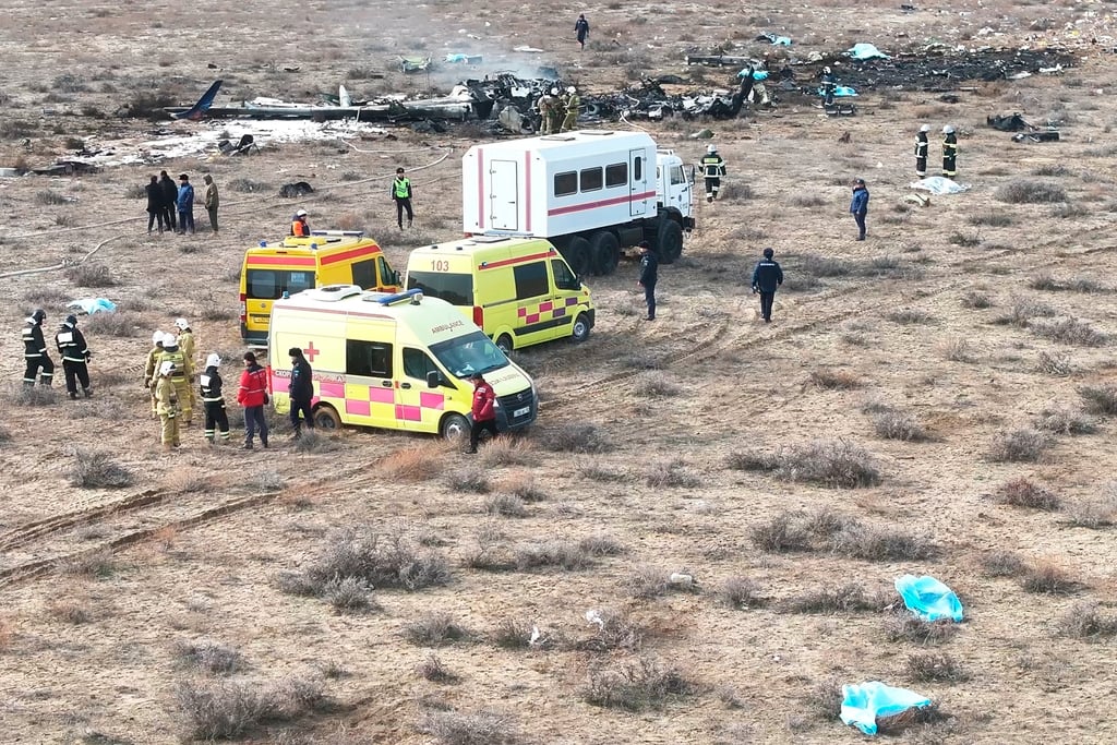 Avión se estrella en Kazajistán y mueren decenas de personas