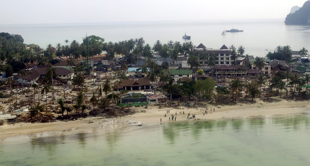 Este lunes 26 se cumplen 20 años desde que un devastador tsunami azotó el sur del continente asiático, alcanzando África y Oceanía y la Antártida. 

Registrado como el terremoto en el océano Índico, este tuvo su origen cerca de Indonesia, cobró más de 250 mil vidas y se le considera uno de los desastres naturales más mortíferos del siglo. Cerca se encuentra el terremoto de magnitud 7.3 que sacudió Haití en enero de 2010 y dejó más de 220 mil muertos.